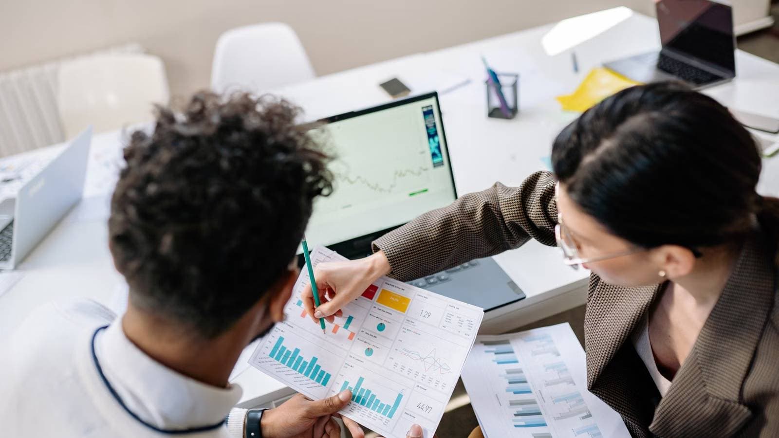Ai Hưởng Lợi Nhiều Hơn Từ Sự Phục Hồi Của Thị Trường Vốn: Morgan Stanley hay Goldman Sachs? So Sánh Ngân Hàng Đầu Tư, Giao Dịch Và Quản Lý Tài Sản