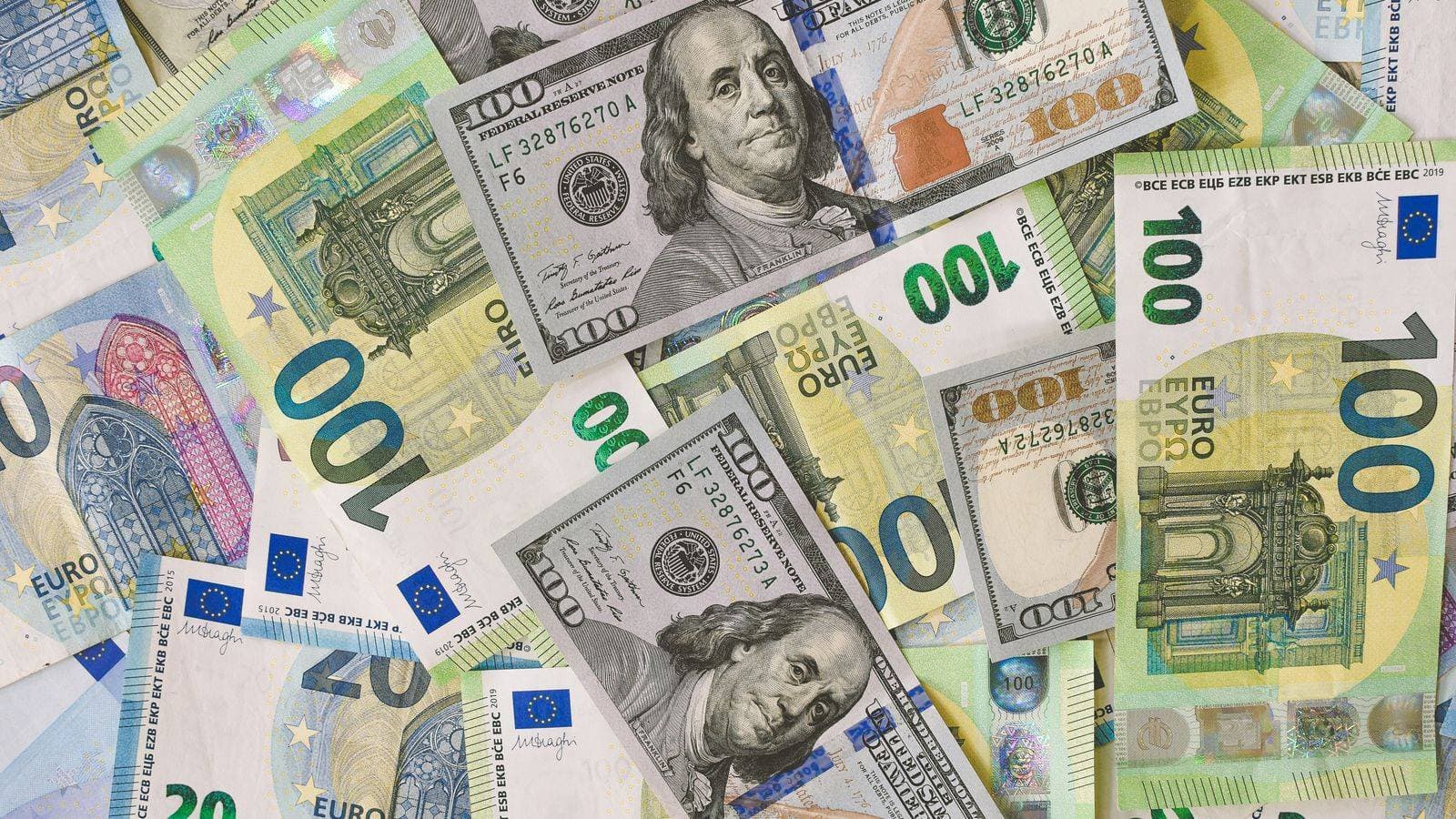 Best Way to Exchange Currency: Banks, Exchange Services, and Cards Compared